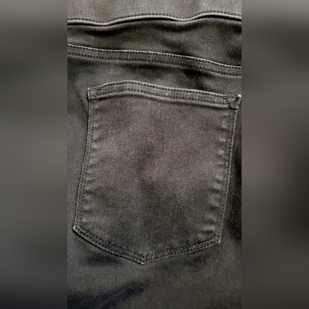Women's Black Capris - Picture 4 of 9